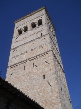 Assisi - Torre campanaria della chiesa di Santa Chiara
